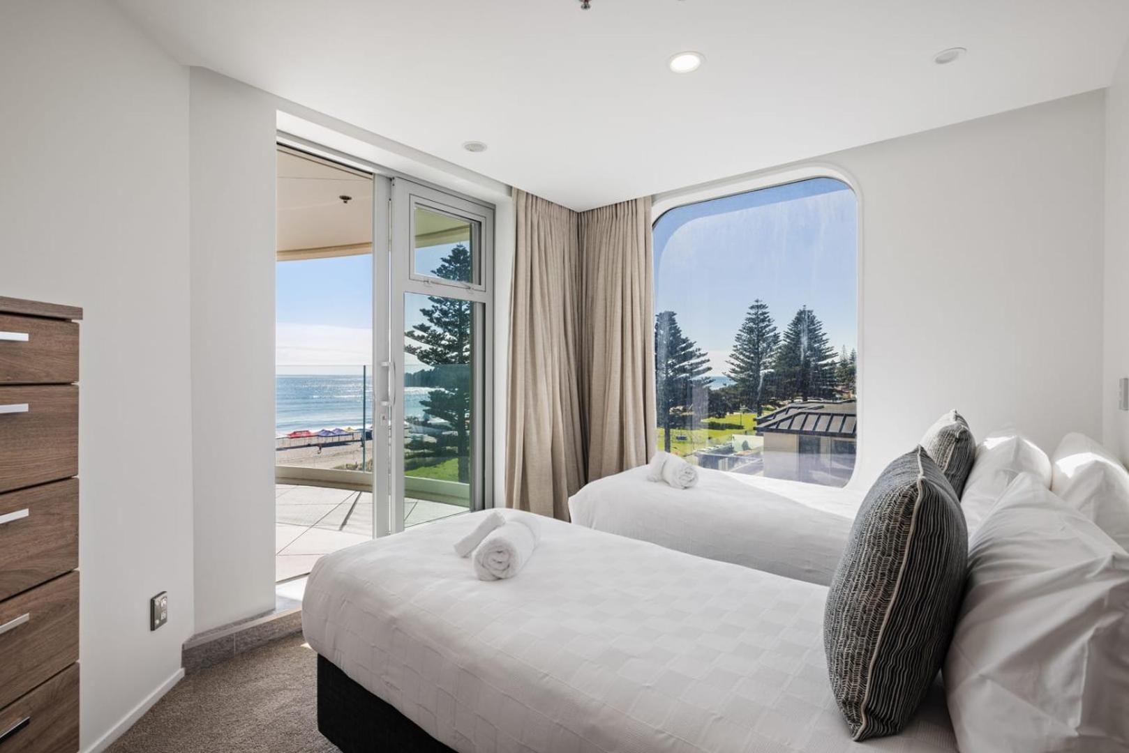 Apartament Oceanside Bliss - Absolute Beachfront - Uninterrupted Ocean Views With Pool Mount Maunganui Zewnętrze zdjęcie